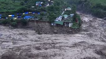 Chui vào ống cống tránh lũ quét, 2 vợ chồng thương vong