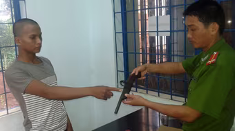 Dùng súng tự chế, bắn thẳng mặt bà chủ cửa hàng tạp hóa