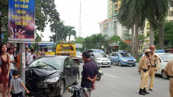 Hà Nội: Xe ô tô Honda Civic tông vào cột điện sau khi gây tai nạn liên hoàn