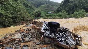 Thông tin mới nhất vụ xe khách và hai xe ô tô con bị lũ cuốn trôi ở Cao Bằng