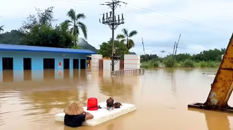 Thành phố Yên Bái ngập sâu sau mưa lớn, sét đánh cháy tay người phụ nữ ở Hà Giang