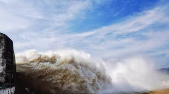 Đóng cửa xả lũ thủy điện Hòa Bình