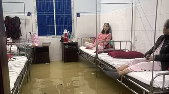 Mưa lớn kéo dài, nhiều bệnh viện tại Huế chìm trong nước lũ