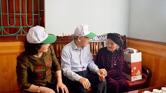 Chủ tịch nước tặng quà người có công nhân dịp Tết Nguyên đán 2021