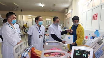 Tặng 1.300 suất quà Tết đến bệnh nhân bảo hiểm y tế có hoàn cảnh khó khăn