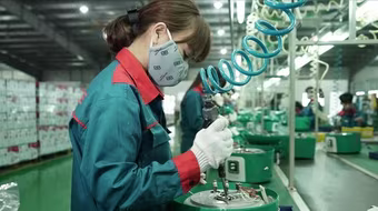 Người lao động đồng ý làm thêm vượt trần để cải thiện thu nhập