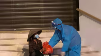 Hà Nội nghĩa tình: 500 suất cơm miễn phí mỗi ngày gửi tặng người khó khăn