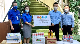 2.000 thiếu nhi nhận quà từ chương trình “Hà Nội nghĩa tình – Suất quà trao em”