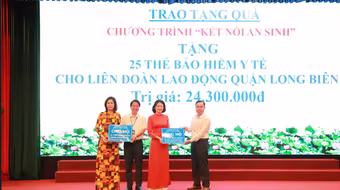 Hà Nội: Tặng thẻ bảo hiểm y tế cho người có hoàn cảnh khó khăn dịp Tết Nguyên đán Bính Ngọ