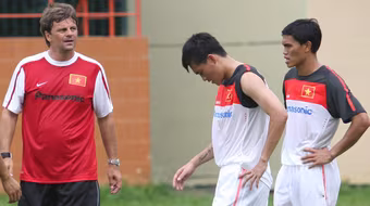  Gấp rút bịt lỗ thủng