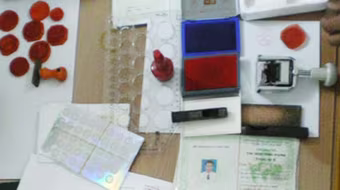 Bắt 2 đối tượng làm giả giấy tờ