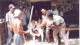 Côn đồ xông vào nhà dân chém người, cướp của