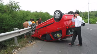 Ôtô tông xe bò, 5 người trọng thương