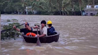 Một người bị lũ cuốn trôi do mưa bão