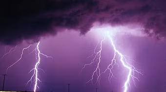 Mưa lớn, cụ già  bị sét đánh chết thương tâm