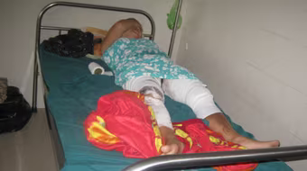 Chồng tàn bạo hắt thẳng chảo dầu sôi vào vùng kín của vợ