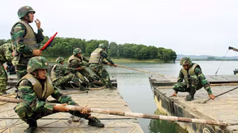 Xe tăng Quân đoàn 1 vừa lội vượt sông vừa khai hoả tiêu diệt mục tiêu