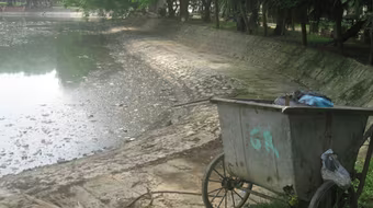 Rác trên hồ công viên Thống Nhất