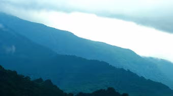 Chạm đỉnh Trường Sơn  