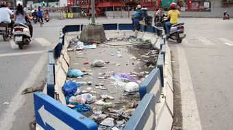 Bãi rác lộ thiên giữa ngã tư 