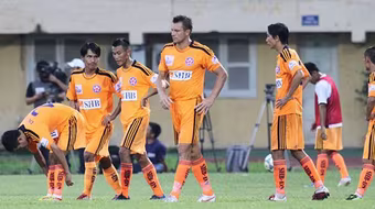 V-League trở lại: Hết né đến... lách 