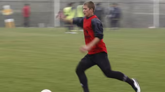 Trong tù vẫn là cầu thủ chuyên nghiệp