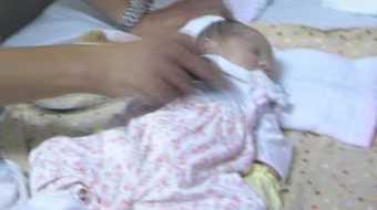 Bé sơ sinh suýt tử vong vì hít phải phân su 