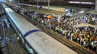 Hàng nghìn người chạy nạn vì tin đồn: Thủ tướng Ấn Độ trấn an dân chúng 