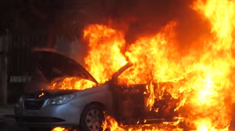 Taxi cháy rụi khi dừng đỗ 