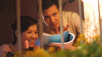 Khen “tốt” khi vợ... hôn người khác