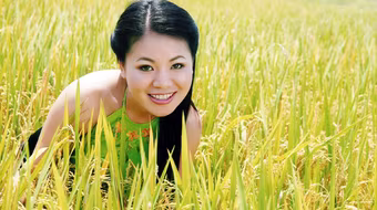 Ca sĩ Anh Thơ: Đi lên từ... ruộng đất 