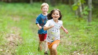 Bé gái la hét và chuyện bị “quên” ở trường