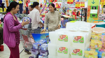 Ráo riết chuẩn bị hàng hóa phục vụ Tết 