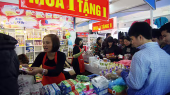 Kinh tế khó khăn, vẫn sính hàng ngoại