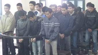 Nhân viên quán hát “tiếp khách” bằng... dao 