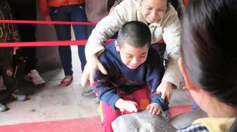 Xô nhau xin chữ, sờ đầu rùa Văn Miếu