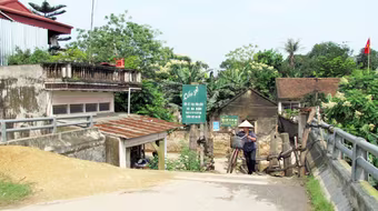 Cầu “treo” 7 năm xây không xong 