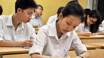 Người thật việc thật “bước” vào đề thi