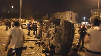 Chìm trong bạo động