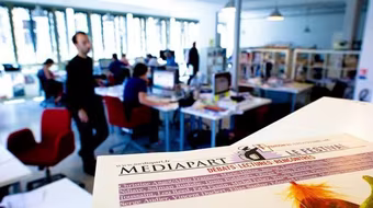 Thành công nhờ... bê bối