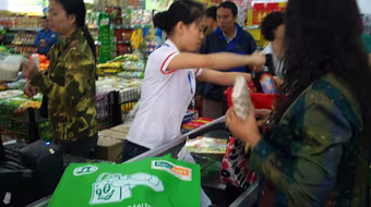 Hàng hóa dịch vụ không “vào hùa” với giá xăng