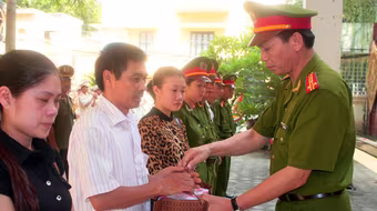 Thăm hỏi, động viên các gia đình liệt sỹ