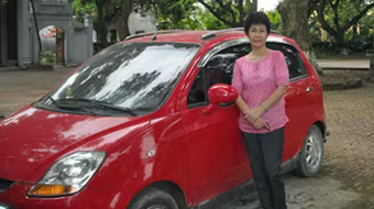 Nhà  thơ, nhà biên kịch Nguyễn Thị Hồng Ngát: Tự lái xe nhà đi làm phim