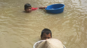 Lặn ngụp mưu sinh  