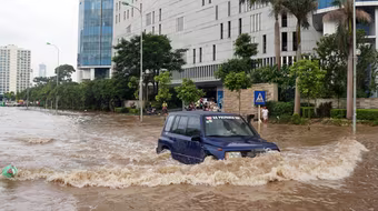 Kẻ khóc, người cười