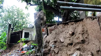 Sạt lở ven sông Đuống: Hàng chục hộ dân bị đe dọa