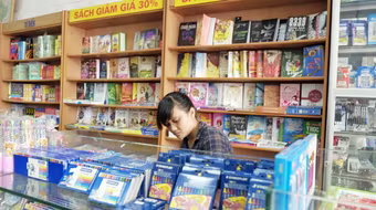 Đầu năm học, phụ huynh mua sắm cầm chừng