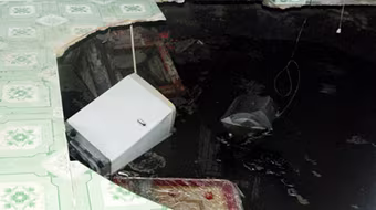 Cả người lẫn giường rơi xuống “hố tử thần”