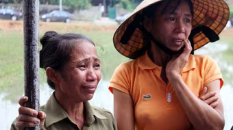 Dân tiếc thương người cứu trợ quên thân