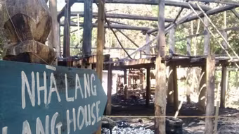 Du khách bất cẩn làm cháy nhà sàn đặc biệt quý hiếm